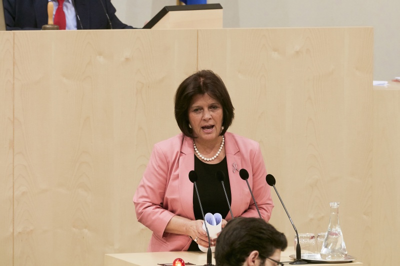 Bundesrätin Renate Anderl (S) am Rednerpult