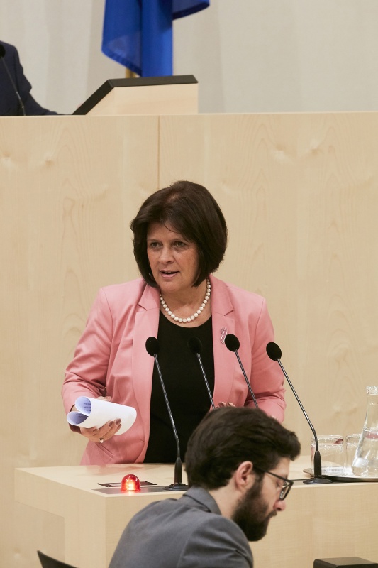 Bundesrätin Renate Anderl (S) am Rednerpult