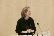 Bundesrätin Daniela Gruber-Pruner (S) am Rednerpult