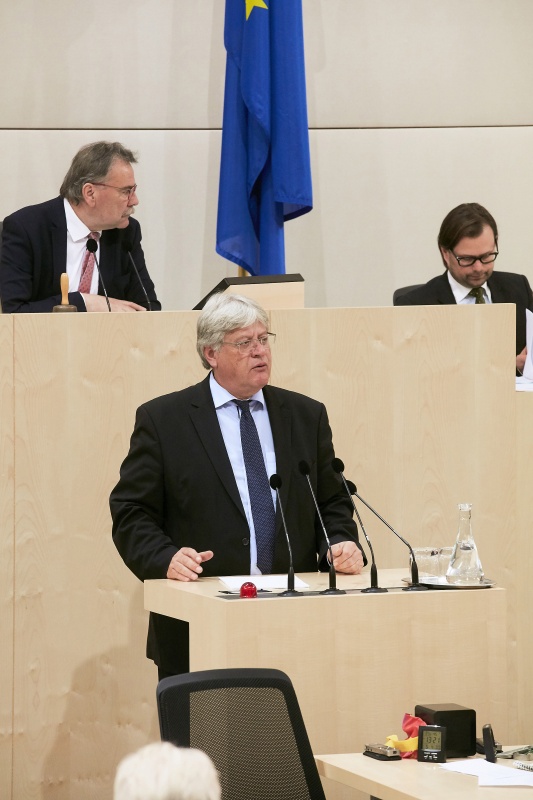 Bundesrat Stefan Schennach (S) am Rednerpult