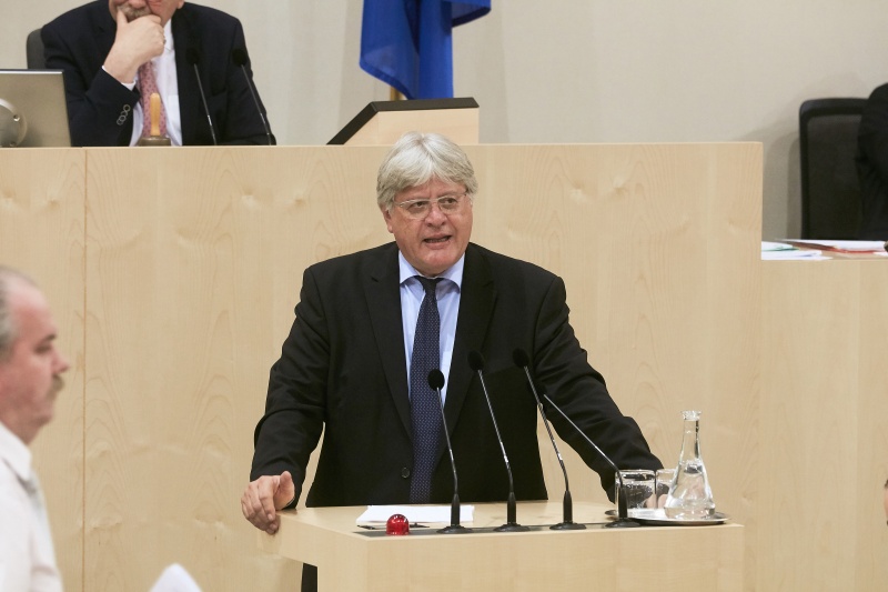 Bundesrat Stefan Schennach (S) am Rednerpult