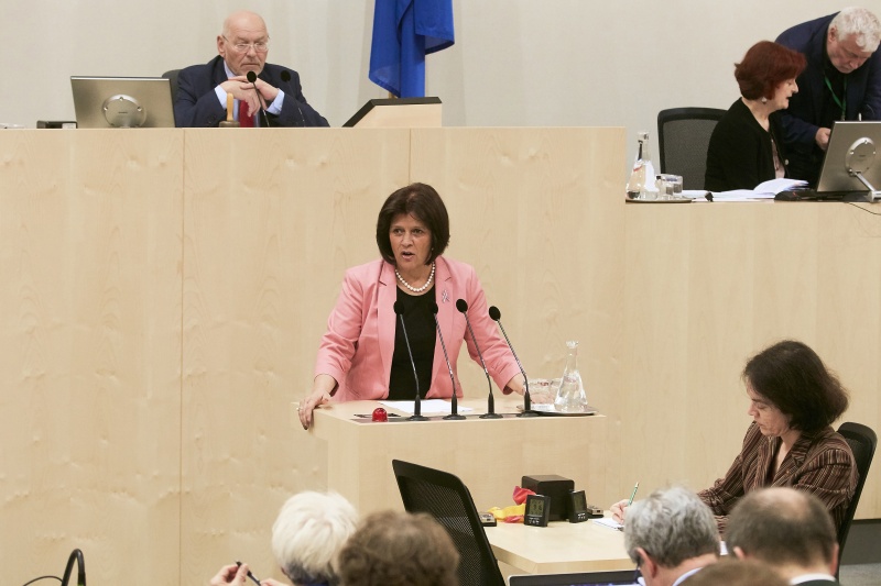 Bundesrätin Renate Anderl (S) am Rednerpult