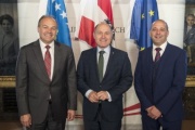Von links: Vizepremierminister der Republik Kosovo Enver Hoxhaj, Nationalratspräsident Wolfgang Sobotka (V), Vizepremierminister der Republik Kosovo Dardan Gashi