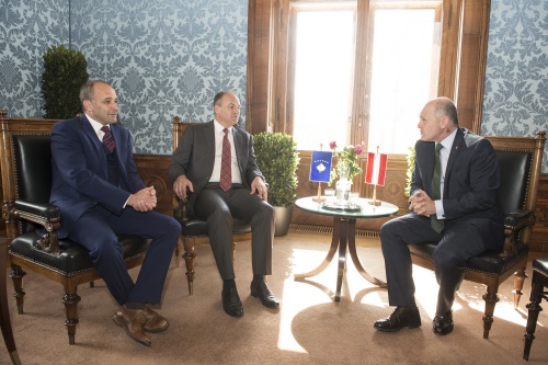 Aussprache. Von rechts: Nationalratspräsident Wolfgang Sobotka (V), Vizepremierminister der Republik Kosovo Enver Hoxhaj, Vizepremierminister der Republik Kosovo Dardan Gashi