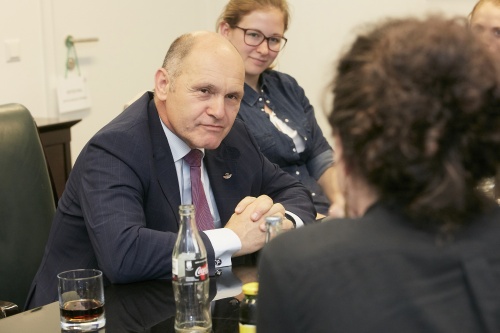 Nationalratspräsident Wolfgang Sobotka (V) im Gespräch mit den Abgeordneten
