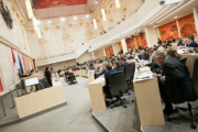 Rede von Bundesministerin für Land- und Forstwirtschaft, Umwelt und Wasserwirtschaft Elisabeth Köstinger (V). Blick in Richtung SitzuingsteilnehmerInnen