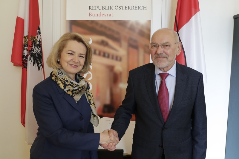 Von links: die Botschafterin von Polen Jolanta Róża Kozłowska und Bundesratspräsident Reinhard Todt (S)