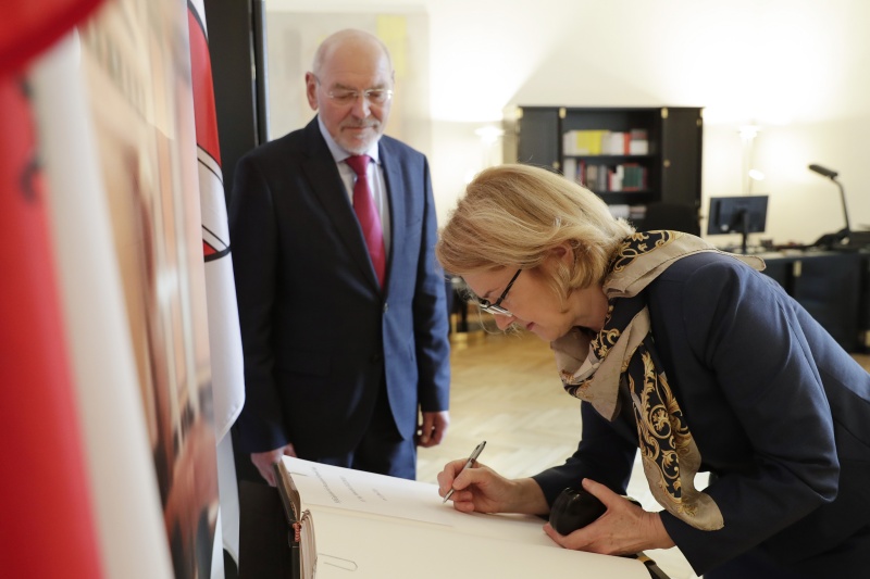 Die Botschafterin von Polen Jolanta Róża Kozłowska beim Eintrag in das Gästebuch, dahinter Bundesratspräsident Reinhard Todt (S)