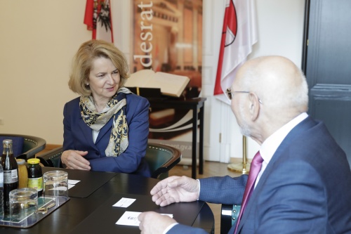 Aussprache. Von links: die Botschafterin von Polen Jolanta Roza Kozlowska und Bundesratspräsident Reinhard Todt (S)