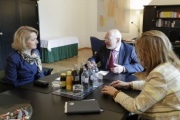 Aussprache. Von links: die Botschafterin von Polen Jolanta Róża Kozłowska und Bundesratspräsident Reinhard Todt (S)