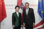 Von links: Gouverneurin der chinesischen Provinz Guizhou Madam Shen Yiqin und der Vizepräsident des Bundesrates Ewald Lindinger (S)