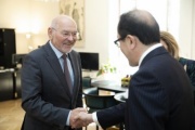 Von links: Bundesratspräsident Reinhard Todt (S) begrüßt den japanischen Botschafter Kiyoshi Koinuma