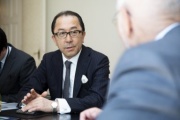 Aussprache. Japanischer Botschafter Kiyoshi Koinuma