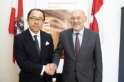 Von rechts: Bundesratspräsident Reinhard Todt (S) empfängt den japanischen Botschafter Kiyoshi Koinuma