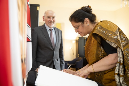 Von links: Bundesratspräsident Reinhard Todt und indische Botschafterin in Österreich Renu Pall (beim Eintrag in das Gästebuch)