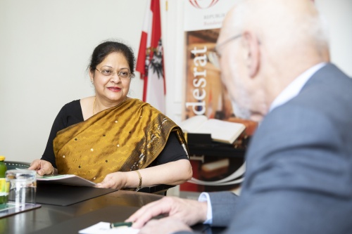 Von rechts: Aussprache zwischen Bundesratspräsident Reinhard Todt (S) und der indischen Botschafterin in Österreich Renu Pall