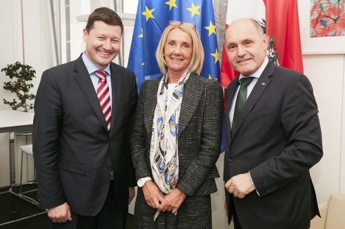 von links: Nationalratspräsident Wolfgang Sobotka (V), Kabinettschefin des EK-Präsidenten Clara Martinez, EK-Generalsekretär Martin Selmayr