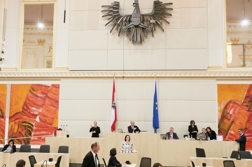 Nationalratsabgeordnete Gudrun Kugler (V) am Rednerpult. Im Hintergrund am Präsidium Nationalratspräsident Wolfgang Sobotka (V)