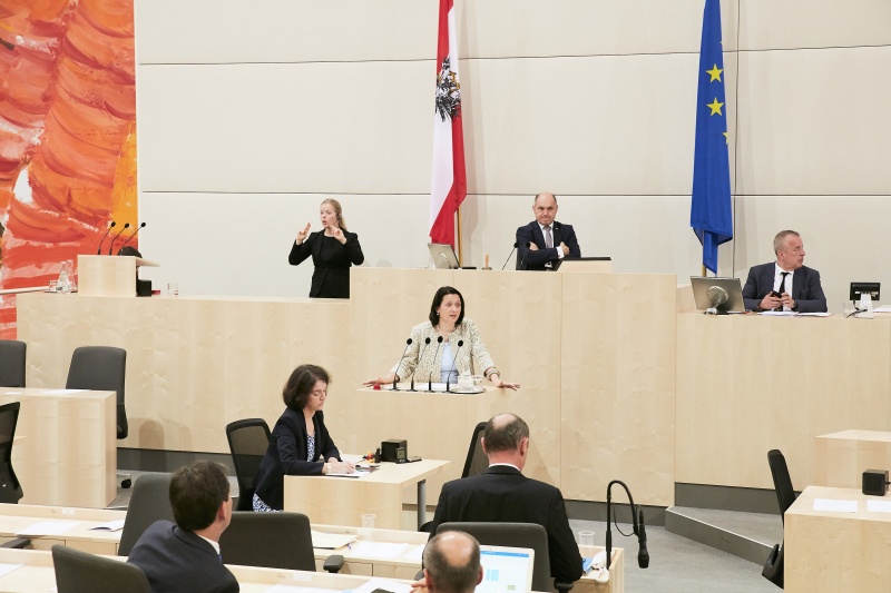 Nationalratsabgeordnete Gudrun Kugler (V) am Rednerpult. Im Hintergrund am Präsidium Nationalratspräsident Wolfgang Sobotka (V)