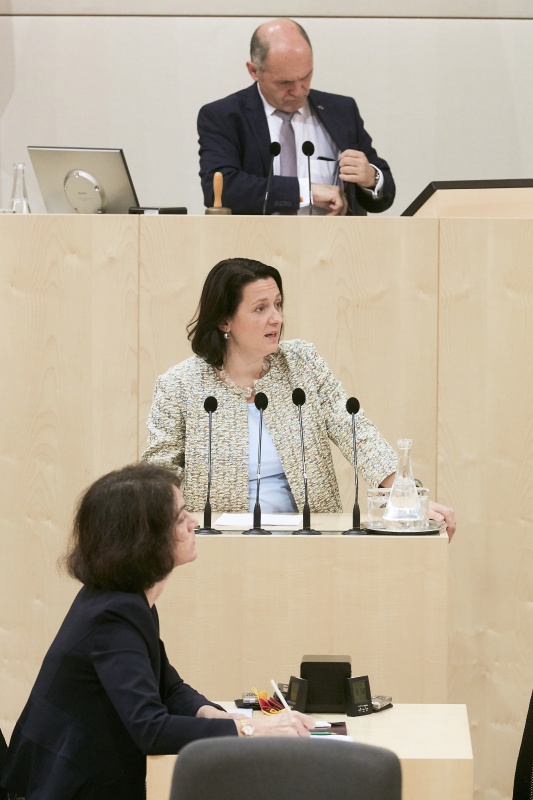 Nationalratsabgeordnete Gudrun Kugler (V) am Rednerpult. Im Hintergrund am Präsidium Nationalratspräsident Wolfgang Sobotka (V)