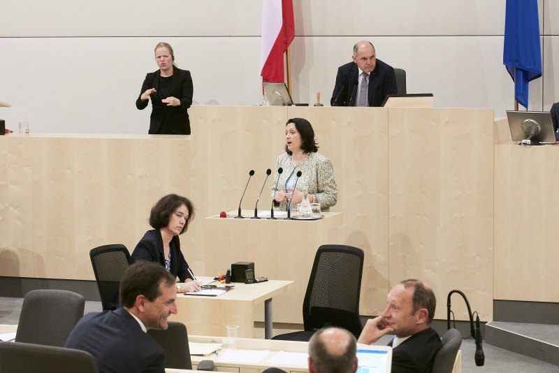 Nationalratsabgeordnete Gudrun Kugler (V) am Rednerpult. Im Hintergrund am Präsidium Nationalratspräsident Wolfgang Sobotka (V)