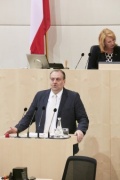 Nationalratsabgeordneter Andreas Kollross (S) am Rednerpult. Im Hintergrund am Präsidium Zweite Nationalratspräsidentin Doris Bures (S)