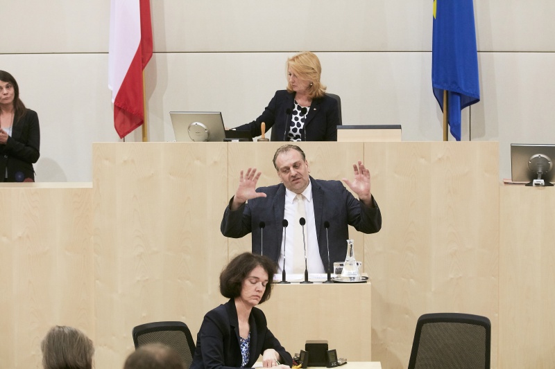 Nationalratsabgeordneter Andreas Kollross (S) am Rednerpult. Im Hintergrund am Präsidium Zweite Nationalratspräsidentin Doris Bures (S)