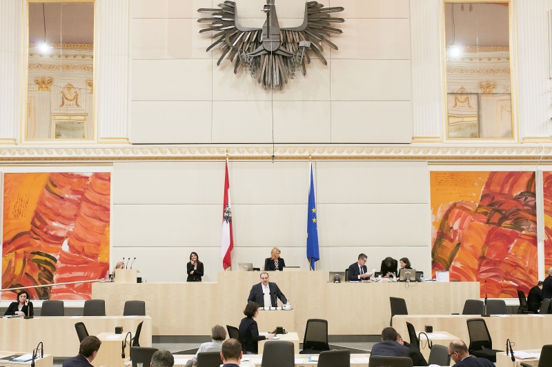 Nationalratsabgeordneter Andreas Kollross (S) am Rednerpult. Im Hintergrund am Präsidium Zweite Nationalratspräsidentin Doris Bures (S)