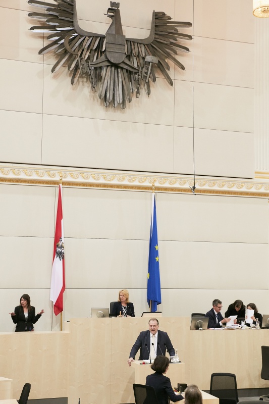 Nationalratsabgeordneter Andreas Kollross (S) am Rednerpult. Im Hintergrund am Präsidium Zweite Nationalratspräsidentin Doris Bures (S)