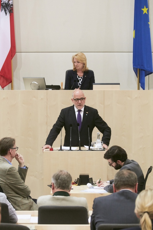 Nationalratsabgeordneter Martin Engelberg (V) am Rednerpult. Im Hintergrund am Präsidium Zweite Nationalratspräsidentin Doris Bures (S)