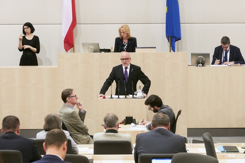 Nationalratsabgeordneter Martin Engelberg (V) am Rednerpult. Im Hintergrund am Präsidium Zweite Nationalratspräsidentin Doris Bures (S)