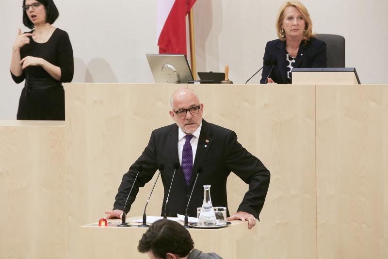 Nationalratsabgeordneter Martin Engelberg (V) am Rednerpult. Im Hintergrund am Präsidium Zweite Nationalratspräsidentin Doris Bures (S)