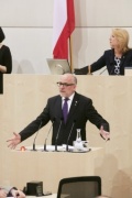 Nationalratsabgeordneter Martin Engelberg (V) am Rednerpult. Im Hintergrund am Präsidium Zweite Nationalratspräsidentin Doris Bures (S)