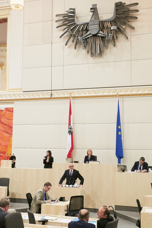 Nationalratsabgeordneter Martin Engelberg (V) am Rednerpult. Im Hintergrund am Präsidium Zweite Nationalratspräsidentin Doris Bures (S)