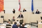 Nationalratsabgeordneter Johann Höfinger (V) am Rednerpult. Im Hintergrund am Präsidium Zweite Nationalratspräsidentin Doris Bures (S)