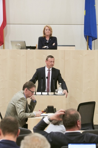 Nationalratsabgeordneter Johann Höfinger (V) am Rednerpult. Im Hintergrund am Präsidium Zweite Nationalratspräsidentin Doris Bures (S)