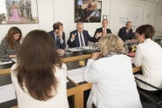 Bildmitte: EU-Gesundheitskommissars Vytenis Andriukaitis mit Delegation