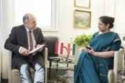Aussprche von links: Nationalratspräsident Wolfgang Sobotka (V), indische Botschafterin in Österreich Renu Pall