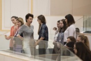 Bundesrätin Doris Schulz (V) im Gespräch mit Schülerinnen auf der Besuchergalerie