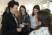 Von links: Bundesrätin Doris Schulz (V) mit Schülerinnen im Gespräch