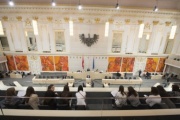 Schülerinnen besuchen eine  Bundesratssitzung