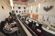 Schülerinnen besuchen eine  Bundesratssitzung