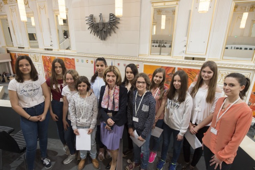 Bundesrätin Andrea Eder-Gitschthaler (V) (Mitte) mit Schülerinnen