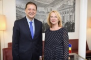 Von links: Botschafter von Rumänien in Österreich Bogdan Mazuru, Zweite Nationalratspräsidentin Doris Bures (S)