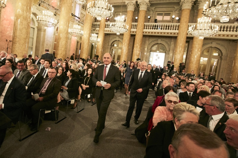 Einzug von links Nationalratspräsident Wolfgang Sobotka (V), Bundesratspräsident Reinhard Todt (S)