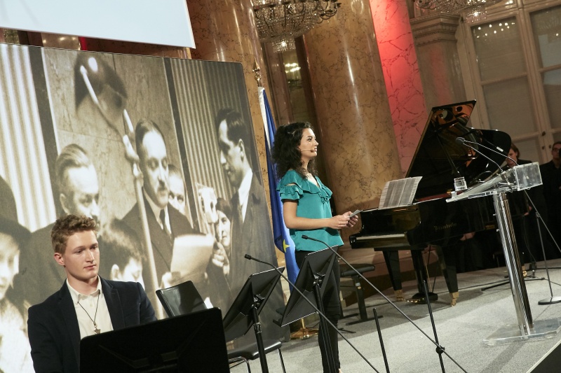 Junge AutorInnen übergeben Text an Zeitzeugin Luzia Heilman