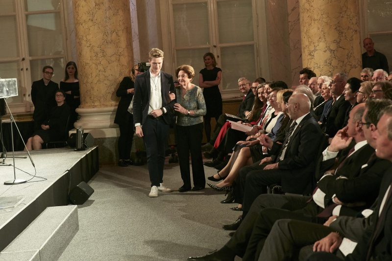 Junge AutorInnen übergeben Text an Zeitzeugin Luzia Heilman