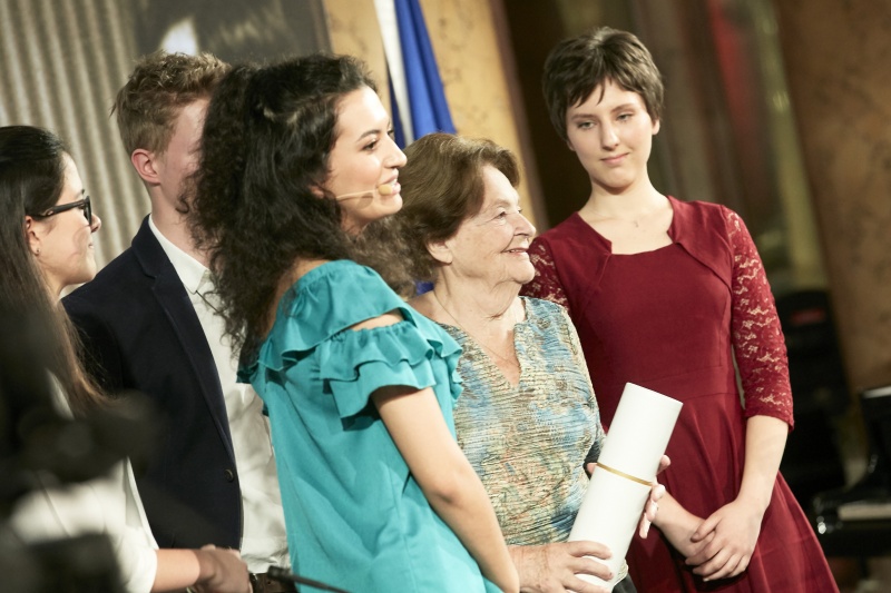 Junge AutorInnen übergeben Text an Zeitzeugin Luzia Heilman