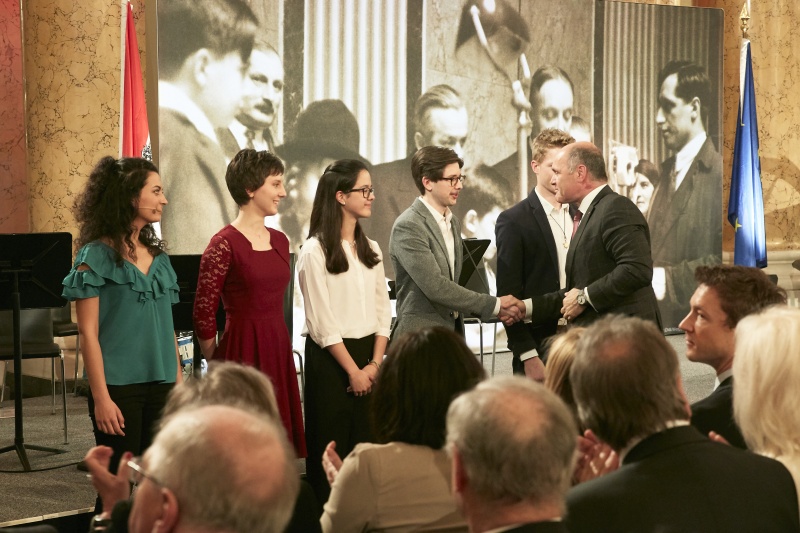 Junge AutorInnen mit Nationalratspräsident Wolfgang Sobotka (V)