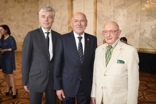 Von links: Parlamentsdirektor Harald Dossi, Bundesratspräsident Reinhard Todt (S), Komponist Walter Arlen